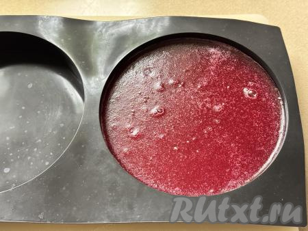А затем поставить форму (или формочки) с мармеладом из красной смородины в холодильник минимум на 5 часов (до полного застывания).&nbsp;