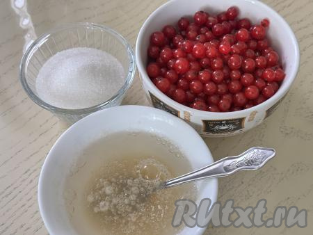 150 миллилитров воды комнатной температуры влить в глубокую тарелку, всыпать желатин, перемешать и оставить минут на 15 (для набухания желатина).&nbsp;