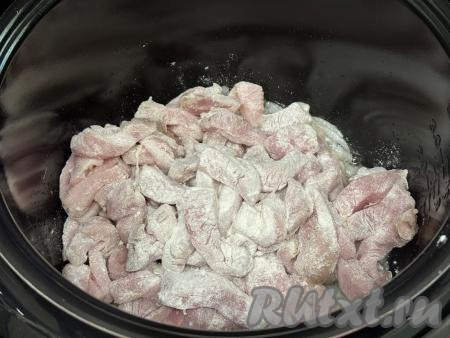 В чашу мультиварки с обжаренным луком выложить брусочки свинины, обваленные в муке, перемешать. Обжаривать мясо с луком минут 7, периодически перемешивая.&nbsp;