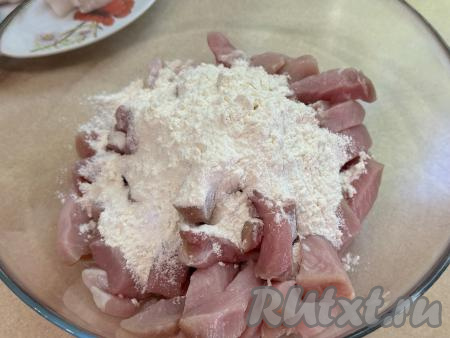 В миску с брусочками свинины всыпать муку.&nbsp;