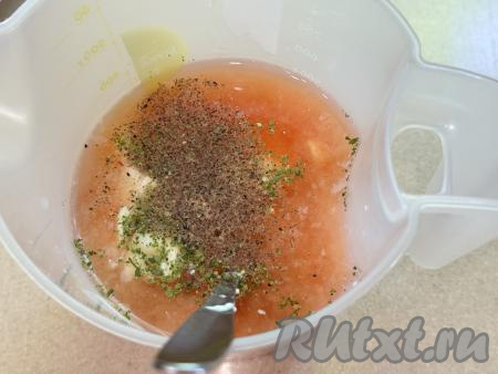 Пока обжаривается свинина, в отдельной ёмкости соединить воду, томатную пасту и сметану, всыпать соль и специи по вкусу.&nbsp;