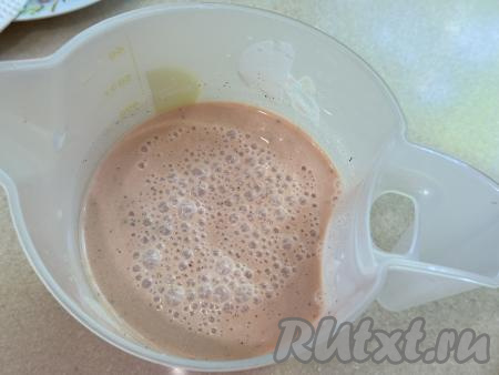 Тщательно перемешать ложкой получившийся томатно-сметанный соус.&nbsp;