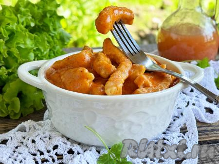 Разложить бефстроганов из свинины из чаши мультиварки по тарелкам и в горячем виде подать к столу. Мясо получается нежным, вкусным, пропитанным аппетитным томатно-сметанным соусом. Отличным дополнением к бефстроганову будет практически любой гарнир (например, картофельное пюре, рис, макароны).&nbsp;