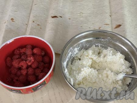 Тщательно перемешать творожную массу и начинка для рулета из лаваша готова. На столе расстелить лист лаваша.