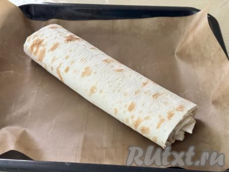 Сформированный рулет выложить на противень, застеленный ковриком (или пергаментом) для выпечки.&nbsp;