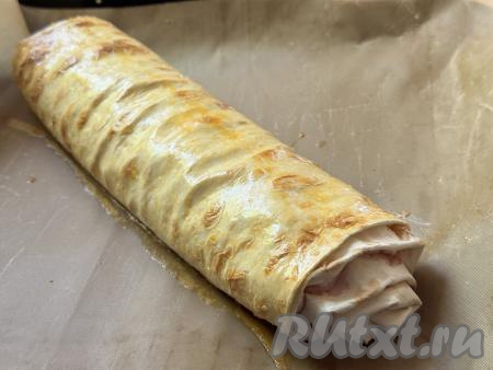 Поставить противень в разогретую до 200 градусов духовку и запекать рулет из лаваша с творогом и малиной&nbsp;минут 20.&nbsp;