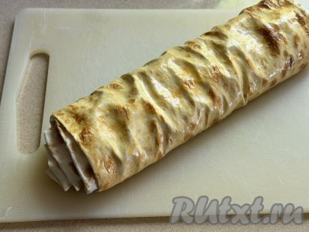 Готовый рулет достать из духовки, дать немного остыть, после этого переложить на разделочную доску и нарезать на кусочки.&nbsp;