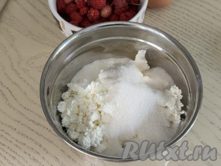 Яйцо разделить на белок и желток. В миске соединить творог и сахар, добавить яичный белок. Желток отложить в сторону, он нам понадобится для смазывания рулета.&nbsp;