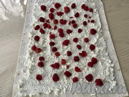 Поверх творога выложить малину.