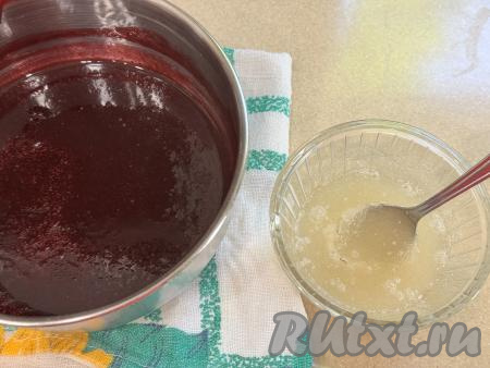 Снять кастрюлю с огня. К этому времени разведённый в воде желатин уже должен набухнуть.