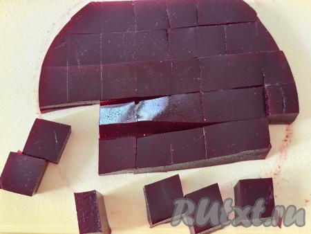 Если вы формировали мармелад в формочках для конфет, тогда, вынув его из формочек, можно сразу подавать к столу. Если же вы, как и я, формировали мармелад в одной форме, тогда острым ножом его нужно нарезать на одинаковые кубики.