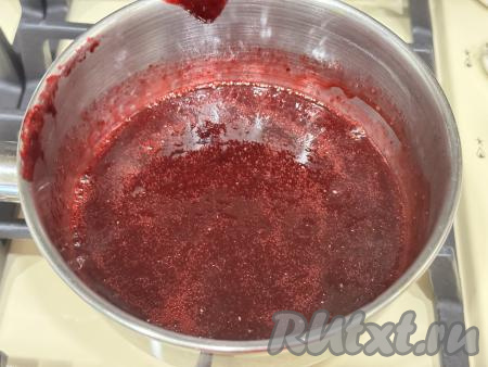 Кастрюльку с пюре из чёрной смородины, смешанным с сахаром, поставить на средний огонь, периодически перемешивая, довести ягодную массу до кипения, после этого проварить на небольшом огне 2 минуты, не забывая иногда перемешивать.