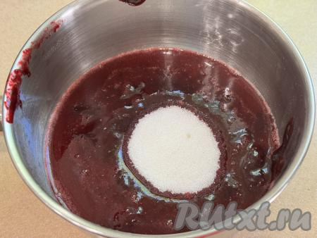В кастрюльку с однородным смородиновым пюре добавить сахар, перемешать. Попробовать ягодное пюре на сладость, если сахара вам будет недостаточно, тогда добавьте его по вкусу.