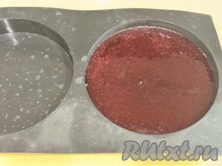 Смесь пюре из чёрной смородины и желатина разлить по силиконовым формочкам для приготовления конфет или в большую силиконовую форму для приготовления суфле для тортов. Я вылила ягодную массу в силиконовую форму для суфле диаметром 18 сантиметров. Дать мармеладу в форме (или в формочках) остыть до комнатной температуры.