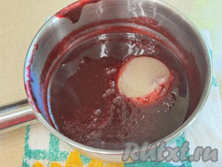 Добавить желатин в кастрюлю с горячей ягодной массой. Перемешать массу до полного растворения желатина. Массу уже нельзя нагревать и доводить до кипения, так как желатин теряет часть желирующих свойств при температуре выше 100 градусов.