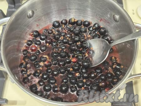 Слегка помять ягоды толкушкой, чтобы они пустила сок, и поставить кастрюлю на огонь чуть ниже среднего. Довести ягодную массу, периодически помешивая, до кипения и проварить 2 минуты, чтобы смородина размягчилась.