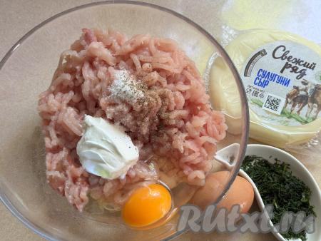 Куриное мясо (я взяла куриное филе, но можно взять и, например, филе куриного бедра) вымыть, обсушить, пропустить через мясорубку в глубокую миску. Для этого блюда можно использовать и покупной куриный фарш. В миску с фаршем добавить яйцо, сметану, посолить и поперчить по вкусу. Я использовала 1 яйцо категории С0, если вы будете использовать яйцо категории С2, тогда добавьте 2 яйца.