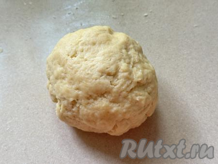 Всыпая небольшими частями муку и вмешивая её, замесить нежное, пластичное, не липнущее к рукам тесто. Как только замесили тесто нужной консистенции, значит больше вымешивать тесто и добавлять муку не нужно. В зависимости от размера яиц, качества муки и масла, может потребоваться как больше, так и меньше муки, чем указано в ингредиентах, поэтому важно ориентироваться именно на структура теста, которое вы замешиваете.