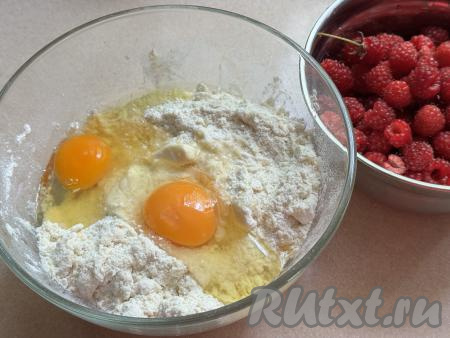 Добавить яйца в крошку, перемешать вначале вилкой. В затем начать замешивать песочное тесто руками, понемногу всыпая и полностью вмешивая оставшуюся просеянную муку.&nbsp;