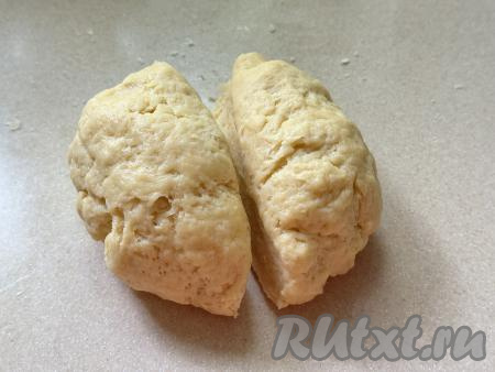 Разделить тесто на 2 примерно равные части. Одну часть теста положить в пакет и убрать в морозилку на 30-40 минут. Вторую часть теста поместить в пакет и положить в холодильник минут на 30.&nbsp;