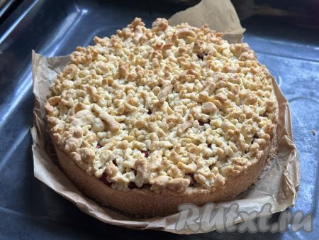 Достать выпечку из духовки, остудить пирог в форме, а затем снять бортики формы.&nbsp;