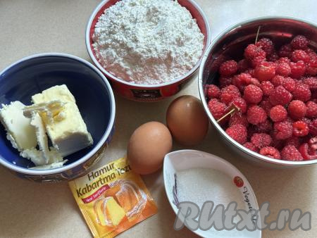 Подготовить продукты для приготовления тёртого пирога с малиной. Малину можно взять как свежую, так и замороженную. Если будете готовить пирог со свежей малиной, тогда её нужно будет перебрать, удаляя плодоножку и подпорченные ягоды. Затем промыть малину водой, обсушить, разложив на бумажном (или тканевом полотенце).&nbsp; Если будете готовить тёртый пирог с замороженной малиной, тогда ягоды, если на них нет большого количества льда, можно не размораживать.