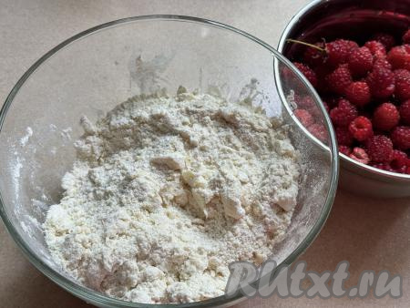 Содержимое миски перетереть руками до получения мелкой песочной крошки.&nbsp;