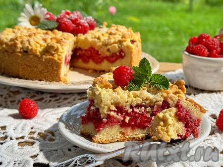 Нежный, вкусный тёртый пирог с яркой, сочной начинкой из малины нарезать на кусочки и подать к столу.&nbsp;