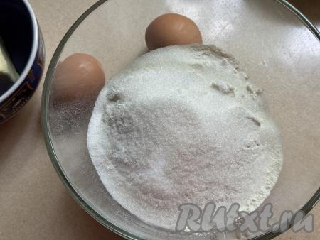 Прежде всего замесим песочное тесто, для этого в объёмную миску нужно всыпать 200 грамм просеянной муки, сахар, разрыхлитель и соль, перемешать сухие ингредиенты.&nbsp;