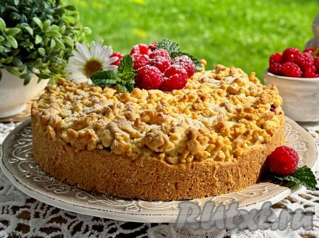 Переложить пирог на тарелку.&nbsp;