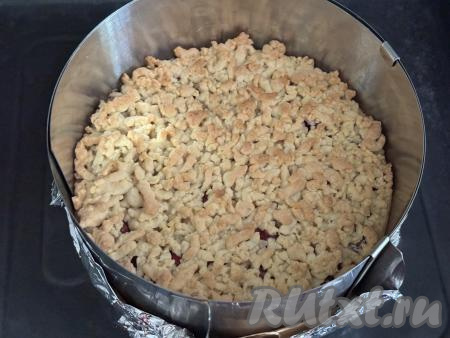 Поставить форму в разогретую до 180 градусов духовку и выпекать тёртый пирог с малиной минут 40-45 (до золотистости песочного теста).&nbsp;