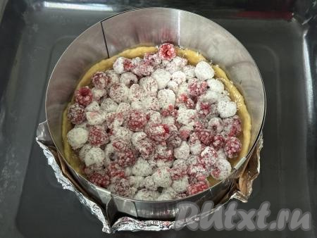 Выложить малину в форму поверх теста.&nbsp;