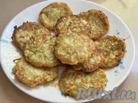 Готовые оладушки переложить со сковороды на тарелку. Периодически перемешивая тесто, постепенно пожарить все оладьи. Из предложенного количества ингредиентов обычно получается 11-12 оладий из кабачков с рикоттой. 