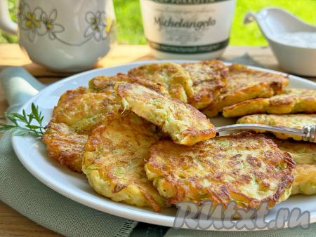 Вкусные, достаточно сытные оладьи, приготовленные из кабачков с рикоттой, к столу можно подать со сметаной или любым соусом на ваш выбор.&nbsp;