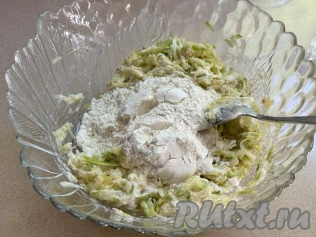 В смесь кабачка и рикотты начать частями добавлять муку, каждый раз полностью вмешивая её.&nbsp;