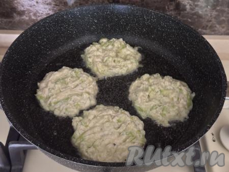В сковороду влить растительное масло, разогреть. Выкладывать по 1 столовой ложке кабачково-сырной массы, формируя круглые оладьи.&nbsp;