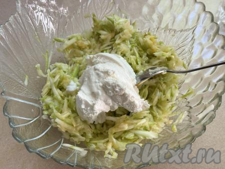 В миску с получившейся массой добавить рикотту, перемешать. Если нужно, досолить получившуюся смесь.