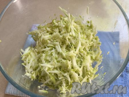 300 грамм подготовленного кабачка натереть на крупной тёрке в миску, добавить щепотку соли, перемешать и оставить минут на 5. 