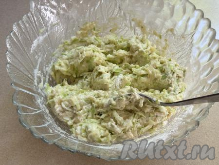 Добавляя муку, учитывайте, что тесто для оладий, замешанное из кабачков и рикотты, должно получиться достаточно густым и вязким, как на фото. Как только добились нужной консистенции теста, значит больше муку добавлять не нужно. Я в общей сложности для получения теста нужной консистенции добавила 60 грамм муки.