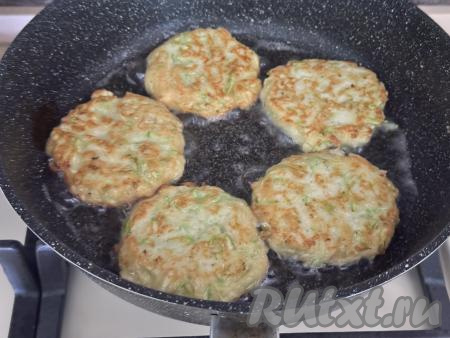 Жарить кабачковые оладьи с рикоттой с двух сторон до золотистого цвета на среднем огне.&nbsp;