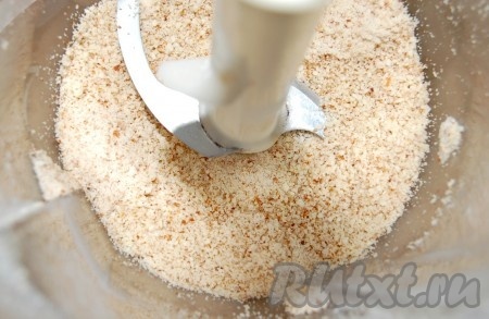 Миндаль измельчить в блендере до получения однородной миндальной муки.