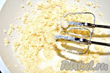 Положить в миску масло сливочное комнатной температуры, сахар, ваниль и взбить миксером.