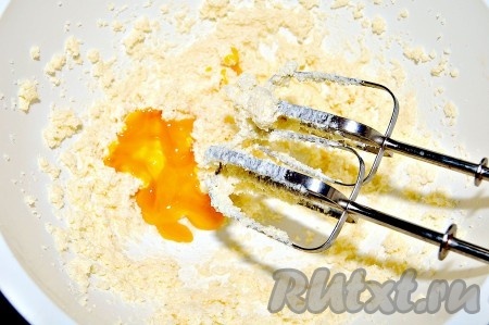Отделить желтки от белков. В масляную смесь добавить по одному желтки, каждый раз тщательно взбивая яично-масляную смесь миксером.