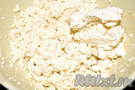 В отдельной миске соединить творог, манную крупу, цедру и сок лимона, тщательно перемешать (до однородности).
