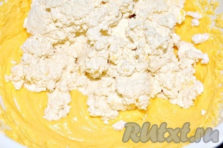 Творожную массу добавить к яично-масляной смеси.
