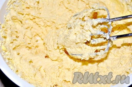 Перемешать творожную массу до однородности.
