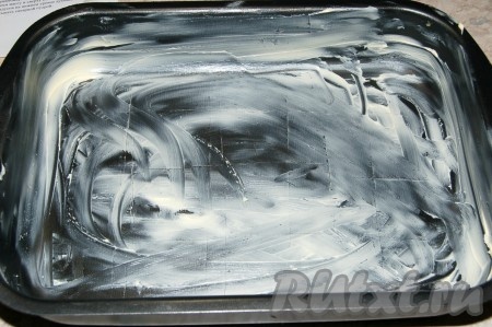 Форму средних размеров смазать сливочным маслом.
