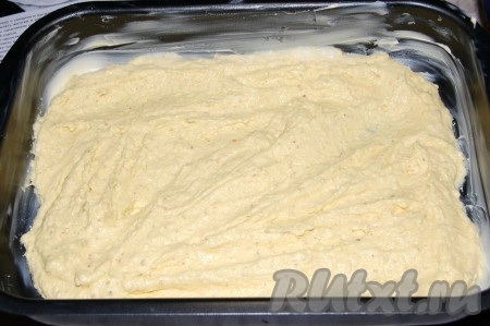 Выложить в форму чуть больше половины творожно-миндального теста для запеканки.
