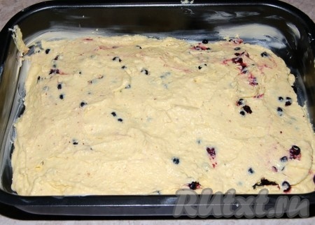 Чернику покрыть оставшимся тестом. Отправить форму с творожной запеканкой с миндальной мукой в заранее нагретую до 190 градусов духовку на 30 минут.
