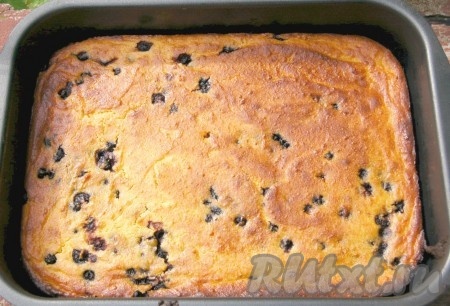 Через 30 минут проверяем запеканку лучинкой и, если она готова (то есть лучинка останется сухой), достаём её из духовки.
